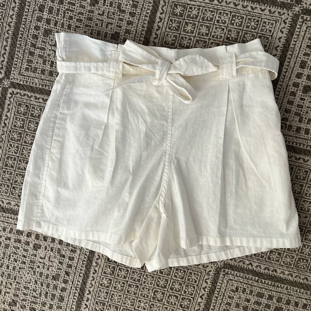 Linen Pleated White Tie-Waist Shorts M | lightweight summer cool breezy